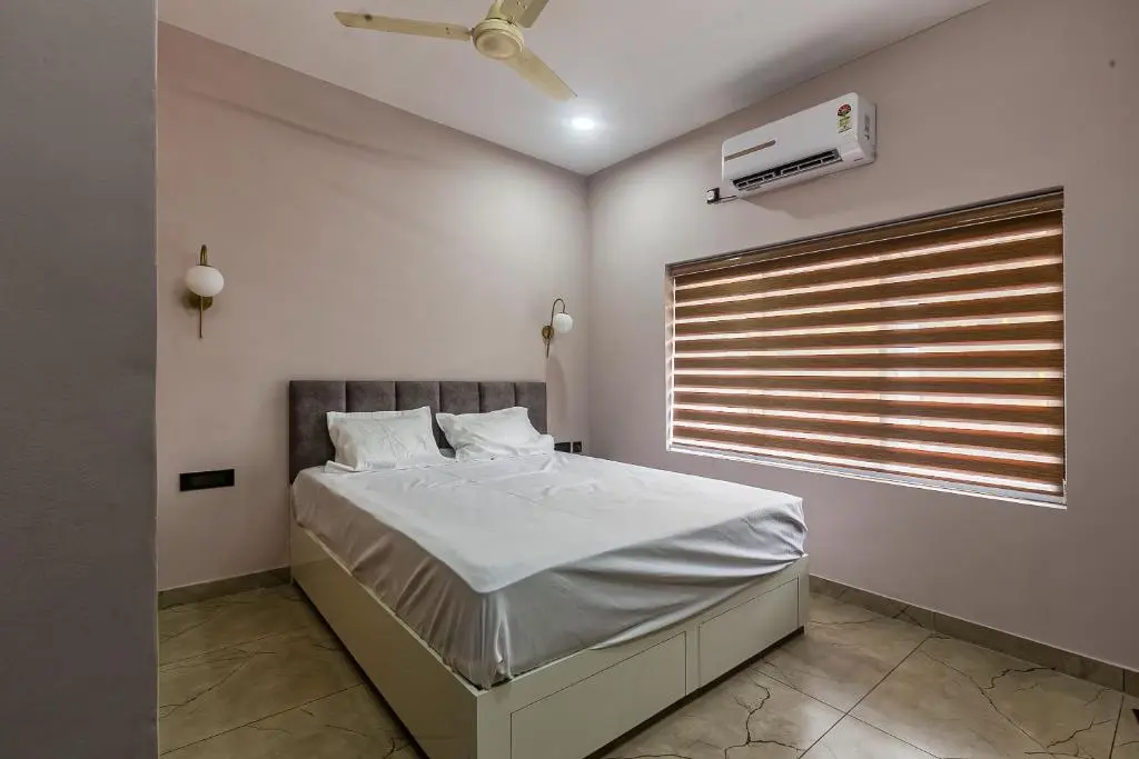 Deluxe Room with a king bed, air conditioning and window blinds